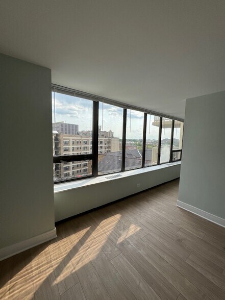Bedroom entry - 3930 N Pine Grove Ave