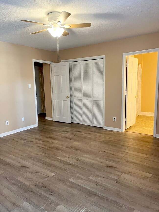 Building Photo - Largest Unit in Oglethorpe Place, 3bd/2.5ba 1700+ sqft, fireplace, and community pool and tennis!