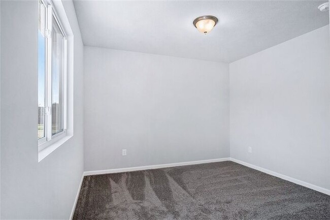 Building Photo - 111 Iris Ct