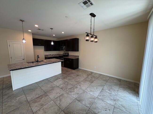 Building Photo - SE Visalia home Available Now!