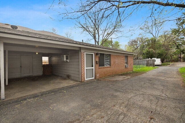 Building Photo - 5605 1/2 Jim Hogg Ave-
