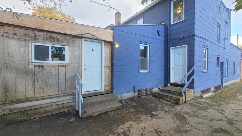 Building Photo - 3988 Lake Ave