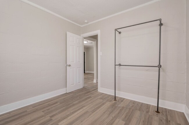 Building Photo - Charming Apartment Downtown Columbia - Hou...