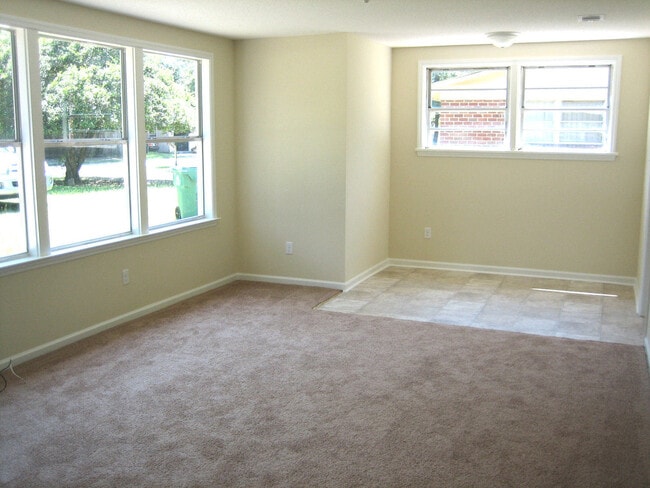 Building Photo - NICE TWO BEDROOM HOUSE