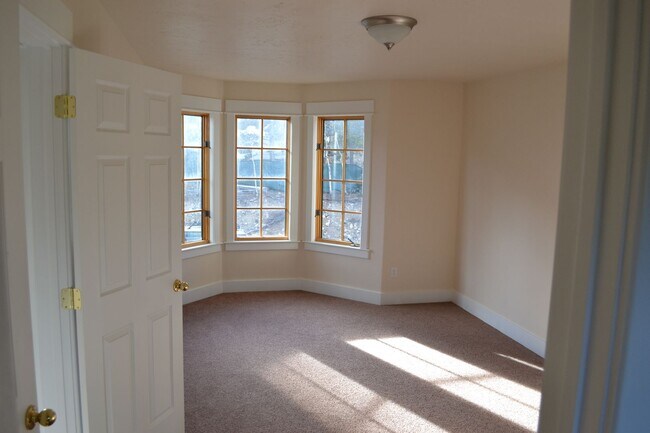 Building Photo - Oak Street Duplex