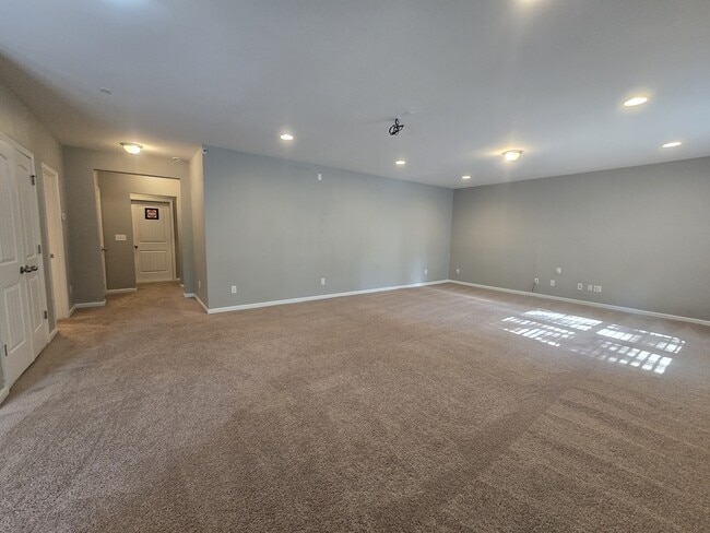 Building Photo - 3917 Valley Side Ct