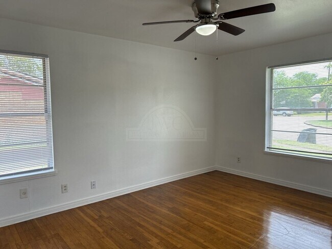 Building Photo - 2309 Sunny Ln