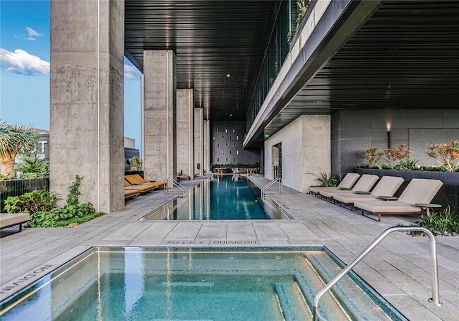 Building Photo - 610 Davis St