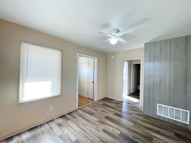 Building Photo - Two bedroom home