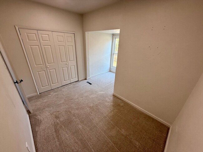 Building Photo - Charming 3-Bedroom Home with Spacious Yards & Modern Comforts in Lewiston