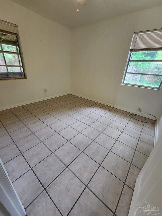 Building Photo - 605 Edison Dr