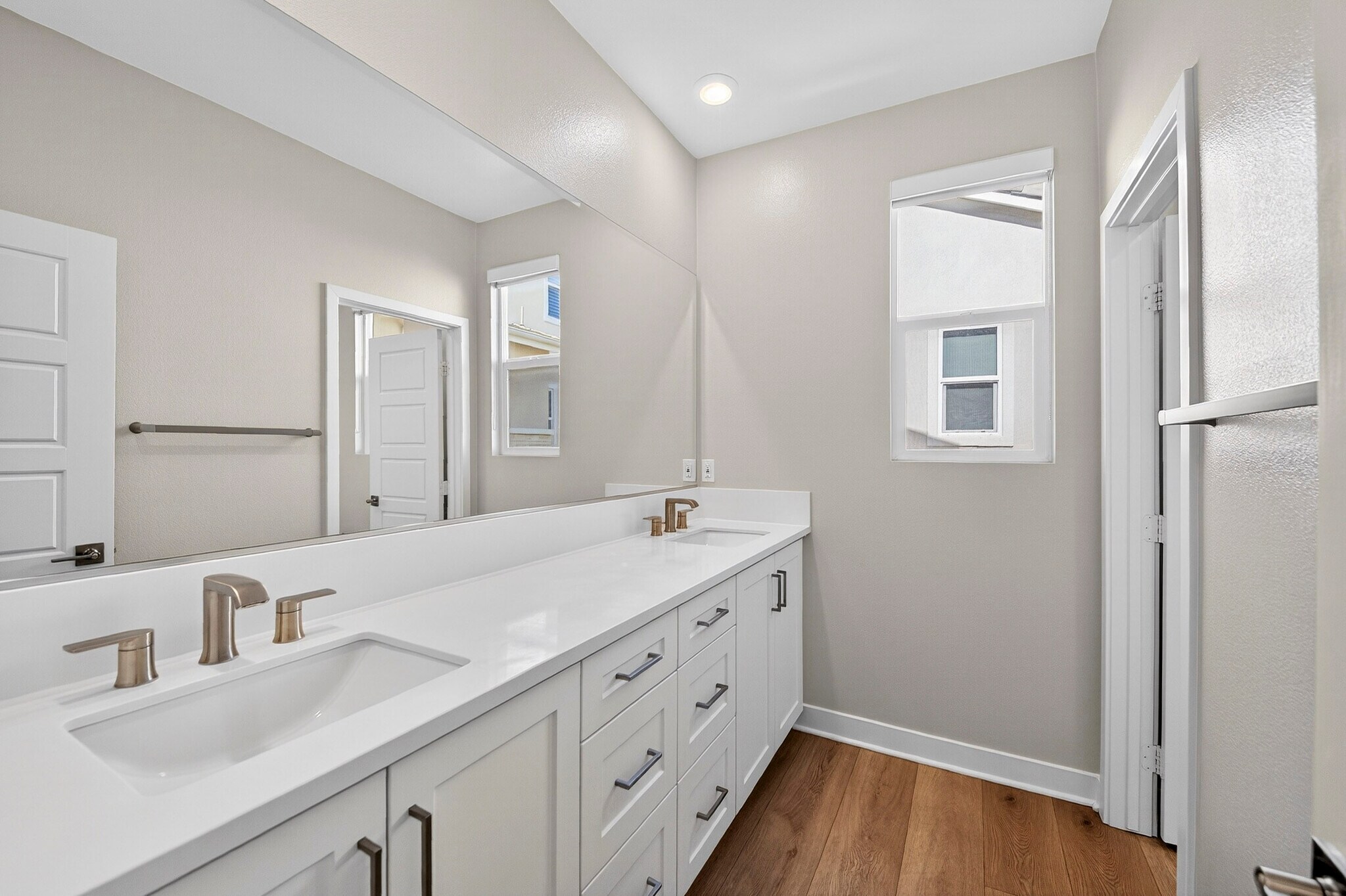 Building Photo - 346 Chorus