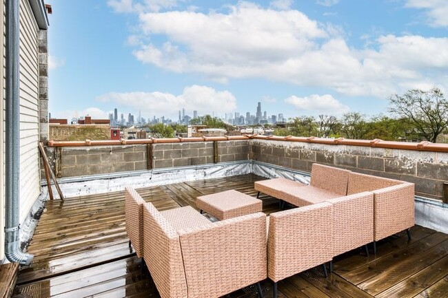 Building Photo - Stunning 2 Bed 2 Bath Plus Lofted Den in the Wicker Park area