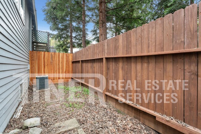 Building Photo - Cozy and Private Home in Roseville with Co...