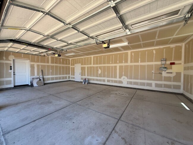 Building Photo - Newer Single Story Model Home Located In The Meadows at Rice Ranch with Three Car Garage
