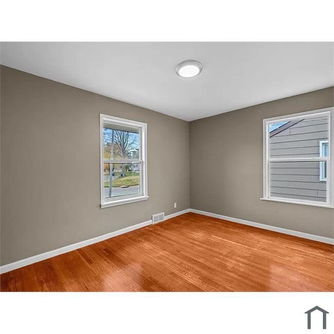 Building Photo - "Charming Updated  3 Bed, 1 Bath Home in B...