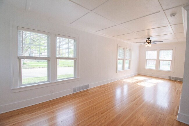 Building Photo - Beautiful Family Home Near Downtown And Hospital!