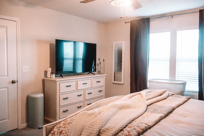 Building Photo - 228 Lockwood Way E