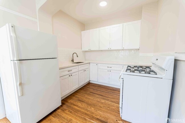 Building Photo - 910 Bay St