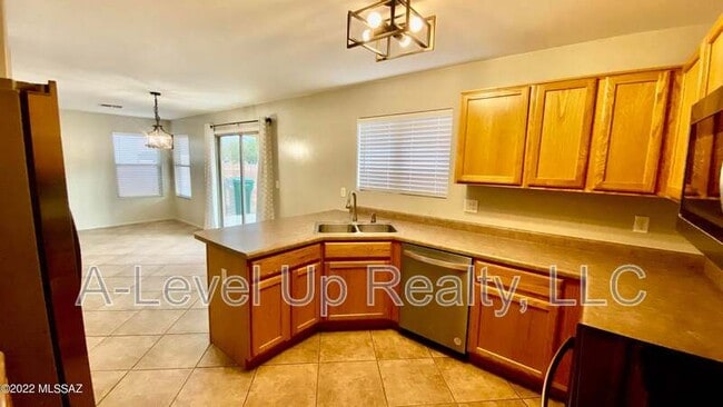 Building Photo - 721 W Flaming Arrow Dr