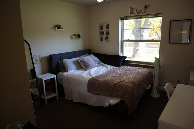 Bed 1 - 168 N Tratt St