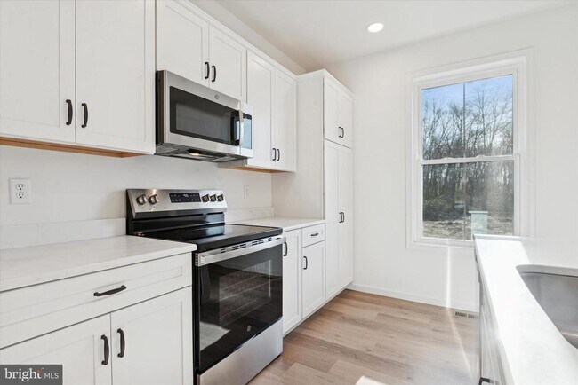 Building Photo - 122 Silversmith Rd
