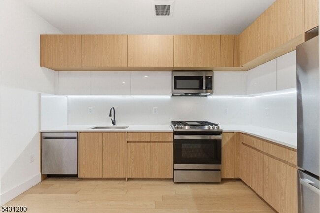 Building Photo - 649 38th St