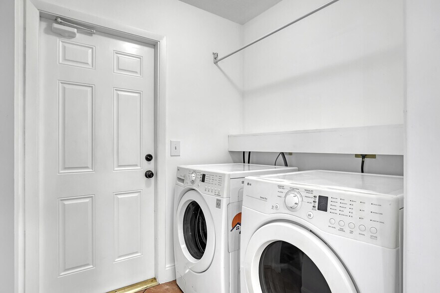 Building Photo - 6817 Barnwell Dr