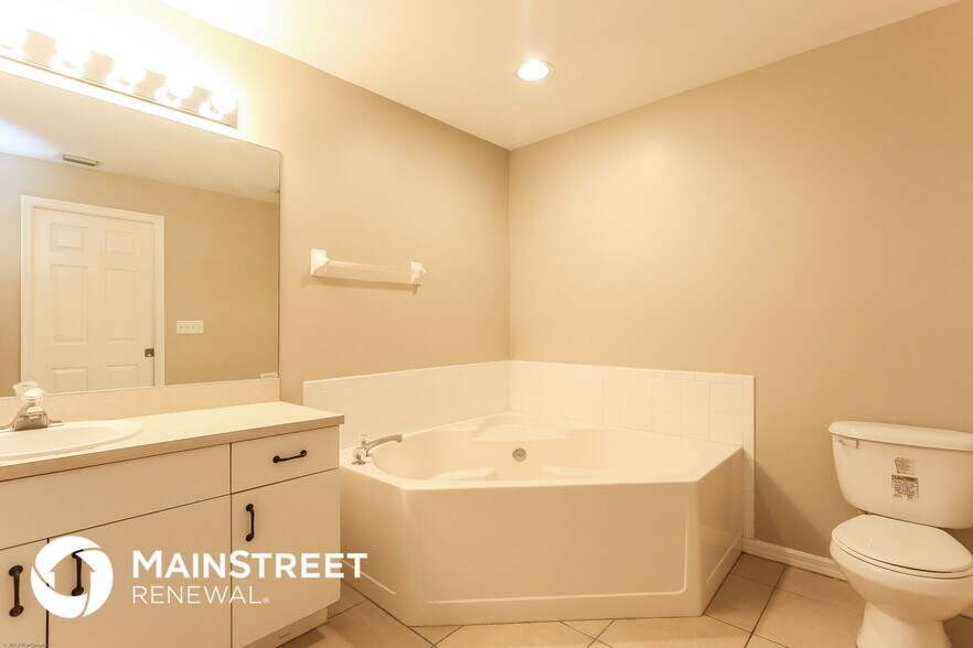 Building Photo - 2211 NE 5th Ave