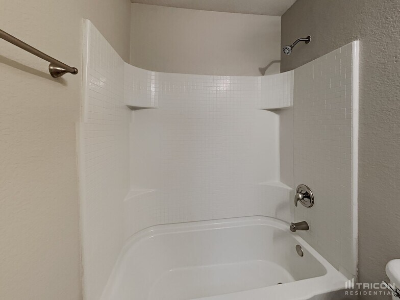 Building Photo - 429 Sandy Creek Dr