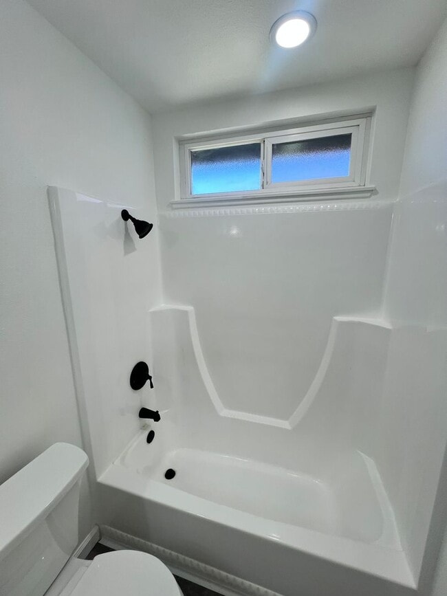 Building Photo - Oxnard - Four bedroom, two bathroom, singl...