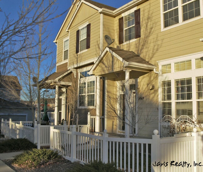 Building Photo - Fabulous Dual-Suite Red Hawk Town-home w/G...