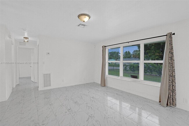 Building Photo - 3431 NW 5th Pl