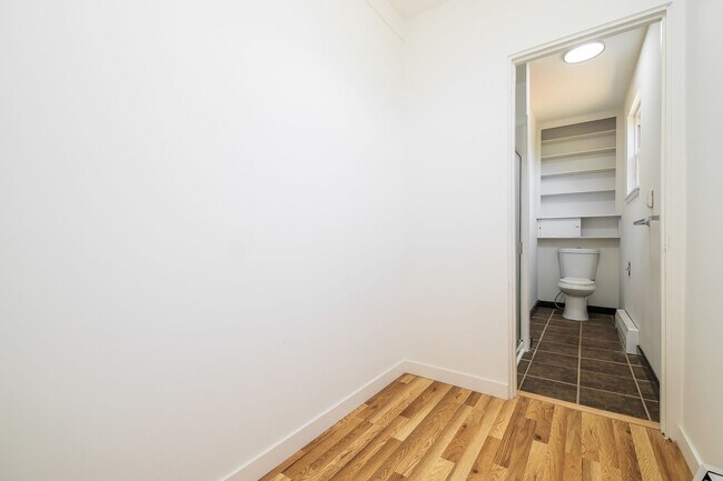 Building Photo - Versatile 5 Bedroom Retreat with Office and Outdoor Living in Burien