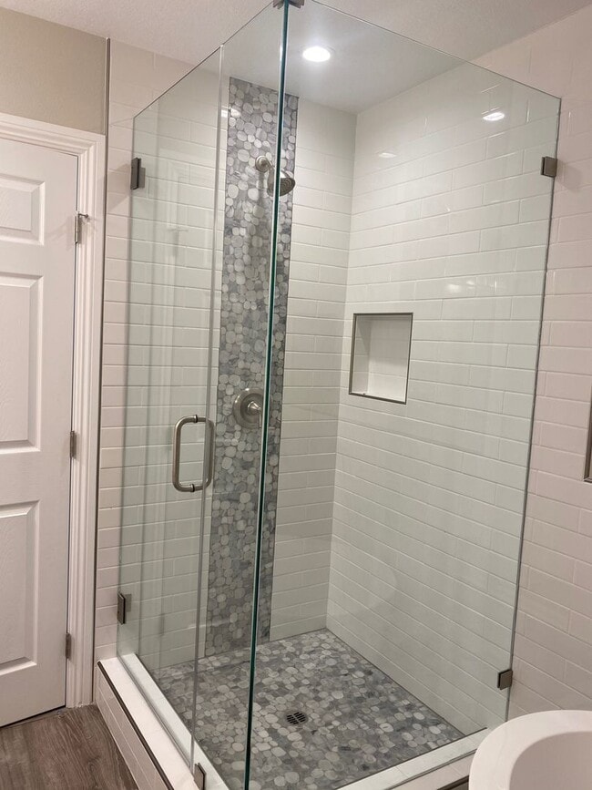 Building Photo - Completely remodeled 3 bed, 2 1/2 bath sin...