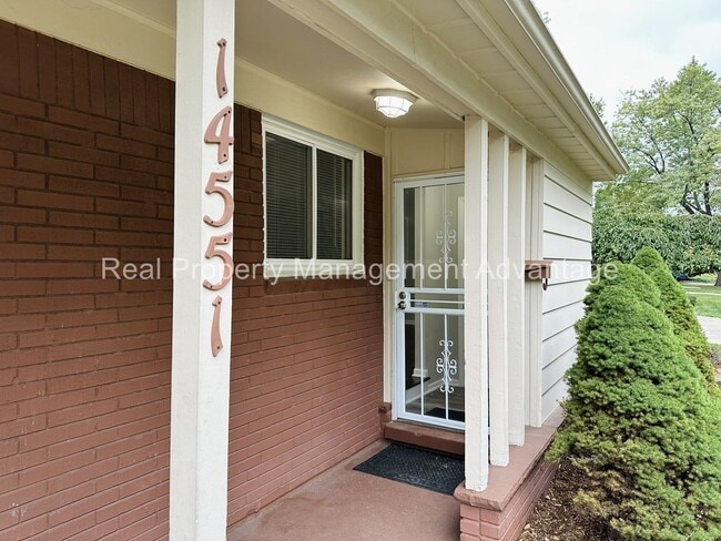 Building Photo - Oak Park Mid-Century Modern Beauty!