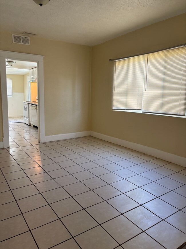 Building Photo - Large 4 bedroom 1 Bath House for rent