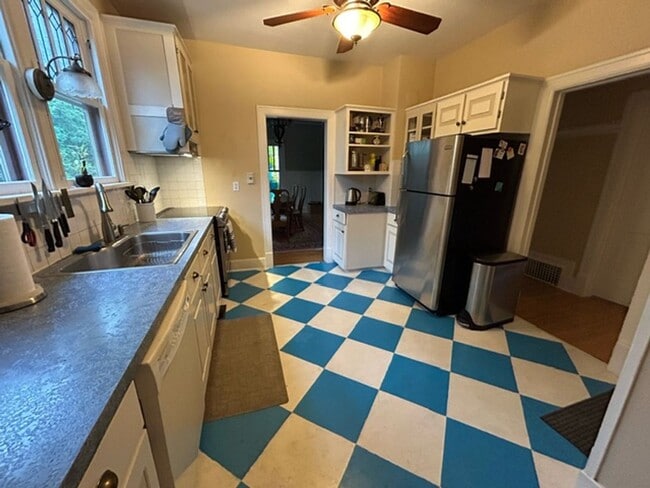 Building Photo - Whitefish 3 Bedroom partially furnished home with garage and private yard