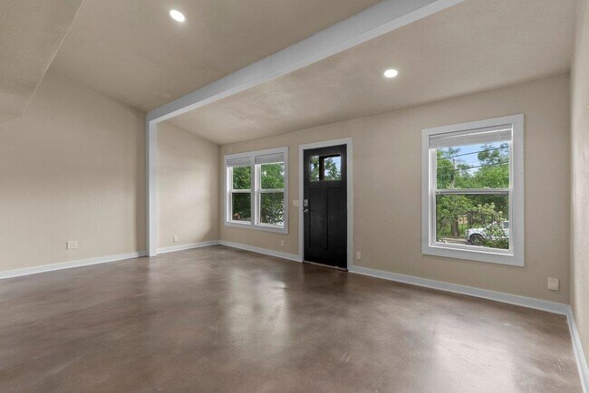 Building Photo - 4305 Leslie Ave