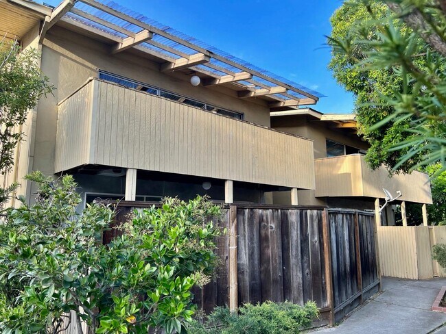 Building Photo - 1599 Maurice Ln