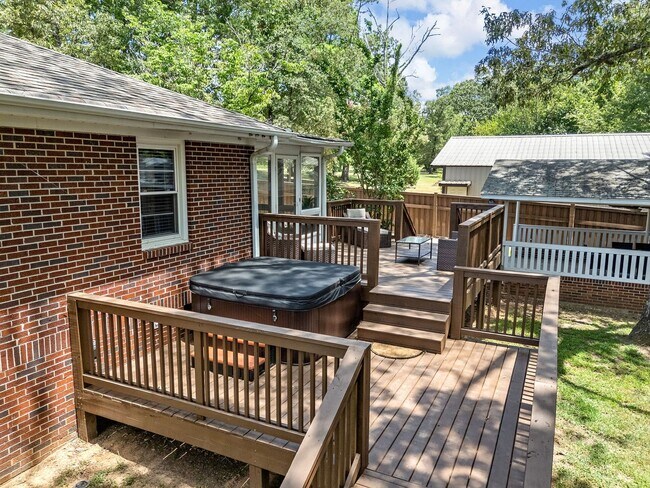 Building Photo - Immaculately Maintained, unfurnished 2 BR, 1 BA  Greer NO APPLICATION FEE if APPROVED