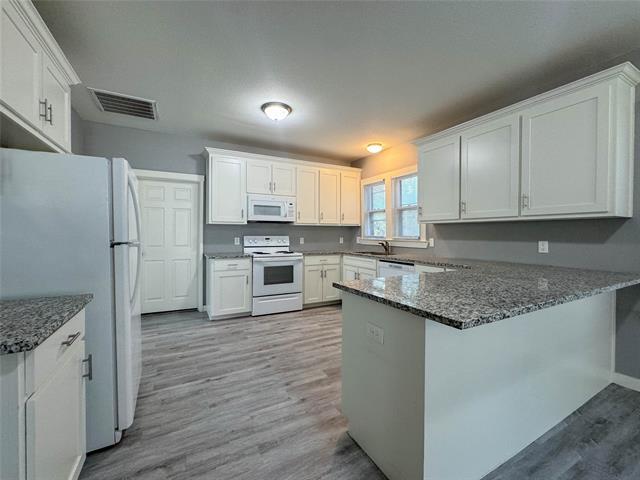 Building Photo - 2109 N Elm St