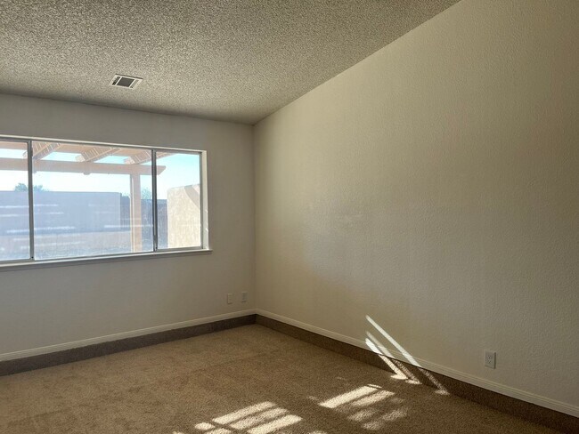 Building Photo - 4 Bedrooms 2 Bathroom home available in Victorville!!