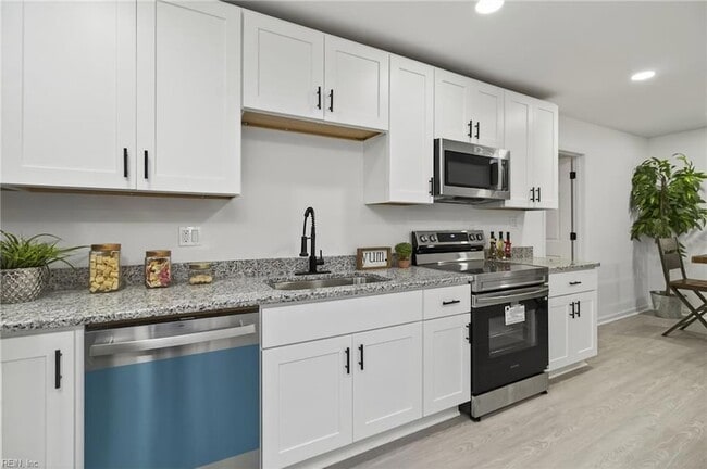 Building Photo - 13648 Track Ln