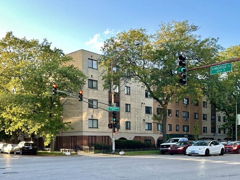 Primary Photo - 6954 N Sheridan Rd