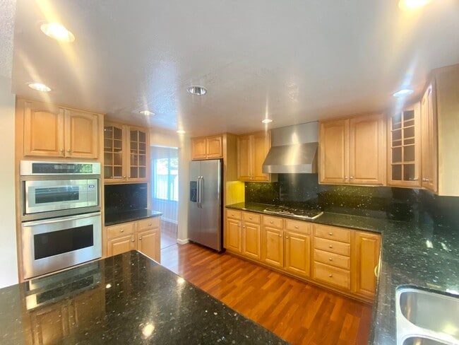 Building Photo - Large 5-bedroom 3-bathroom Home in Union C...