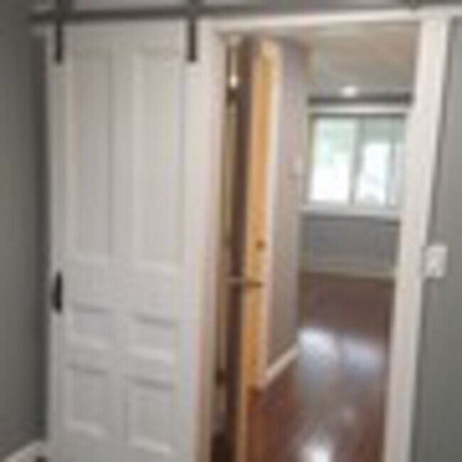 Building Photo - 30 1/2 Maple Street