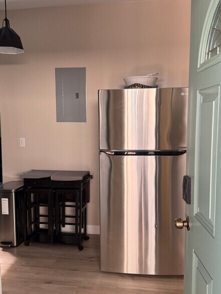 Building Photo - 1519 1/2 W 37th Pl