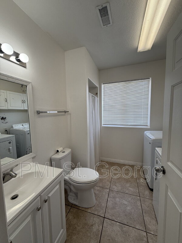 Building Photo - 1947 E 40 S Cir