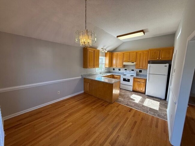 Building Photo - Beautiful Ranch style 3 Bed 2 Bath Home! Large Yard and 2 Car Garage!